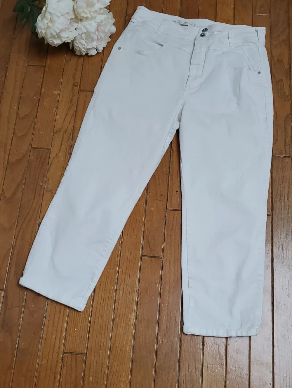 Anthro Pilcro and the Letterpress   White Jeans with Navy Printed Pocket Lining